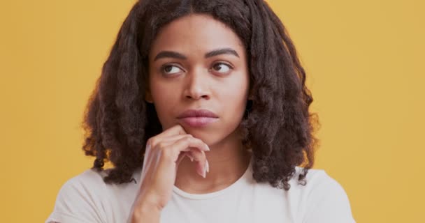 Schwarzes Mädchen denkt über Problemlösung nach, Brainstorming - Filmmaterial, Video