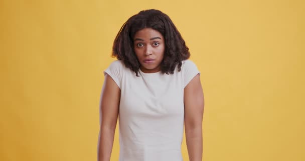 Fiatal fekete nő vállat von, felemeli a kezét - Felvétel, videó