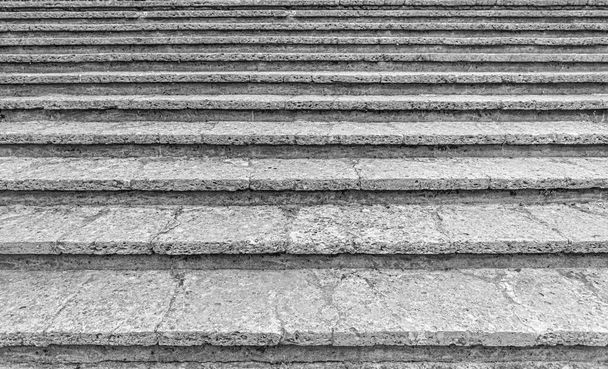 Stufen einer alten Steintreppe aus nächster Nähe. - Foto, Bild
