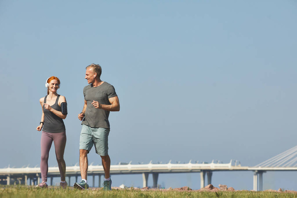 Jogging em conjunto com namorado
 - Foto, Imagem