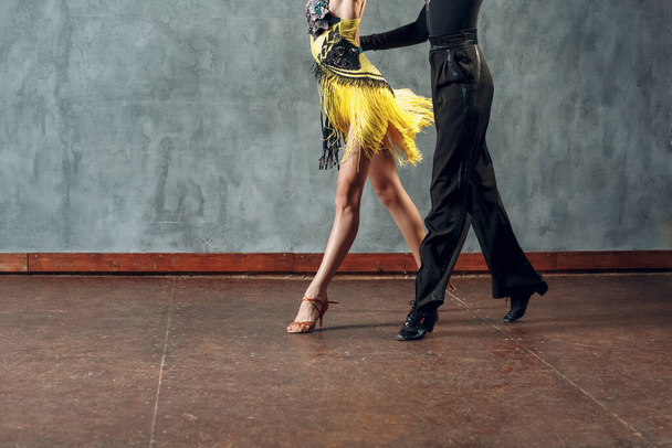 Бальний танець самба. Молода пара в жовтому і чорному одязі танцює
. - Фото, зображення