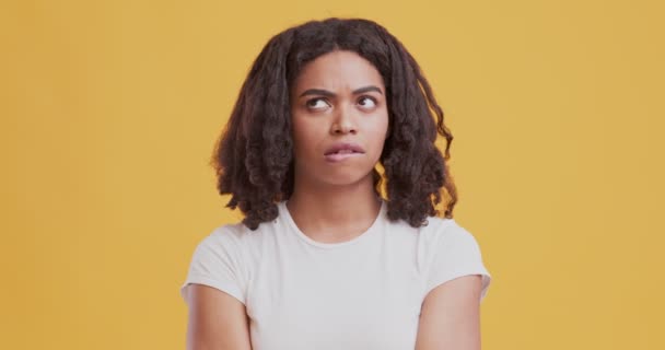 Afrikkalainen amerikkalainen tyttö ajattelu ja puree huuli - Materiaali, video
