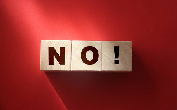 Деревянные кубики с текстом "нет" на красном фоне. Концепция отрицательного ответа. Ни риска, ни насилия, ни дискриминации.. - Фото, изображение