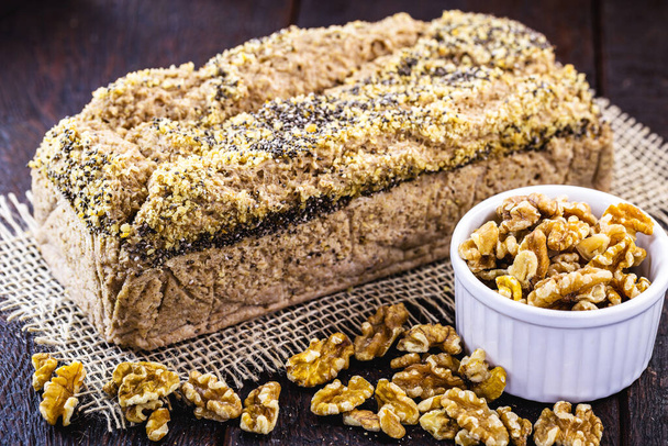 vegan σπόρος και ψωμί κάστανο με ξηρούς καρπούς. Ψωμί χωρίς συστατικά ζωικής προέλευσης. - Φωτογραφία, εικόνα