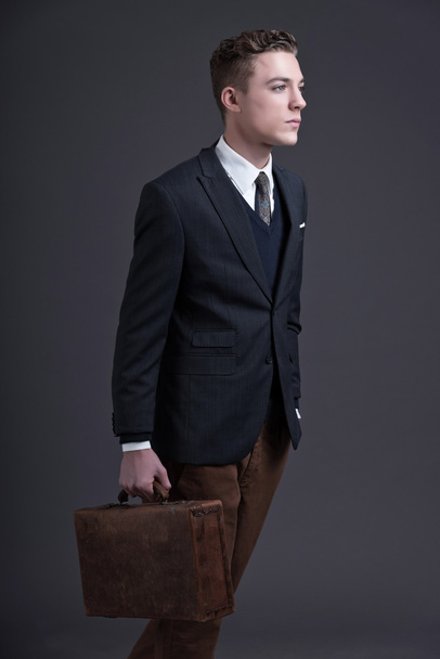 Ретро пятидесятые мода молодой бизнесмен в темном костюме и ti
 - Фото, изображение