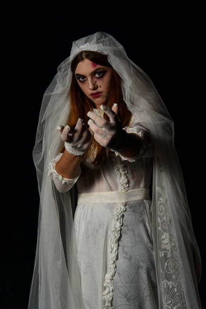 Strašidelná mrtvá nevěsta v noci v bažině. Halloween scéna - Fotografie, Obrázek