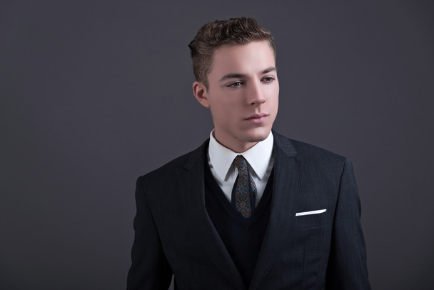πενήντα ρετρό μόδα νέος επιχειρηματίας που φοράει σκούρο κοστούμι και τι - Φωτογραφία, εικόνα