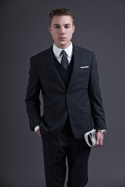 Retro-50er-Jahre-Mode junger Geschäftsmann in dunklem Anzug und T-Shirt - Foto, Bild