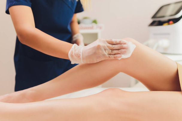 Beautician Giving Epilation Laser Treatment To Woman On Thigh. - Foto, immagini