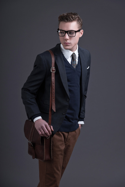 Retro 50 moda jovem empresário vestindo terno escuro, vidro
 - Foto, Imagem