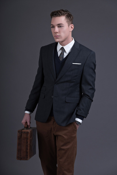 Ретро пятидесятые мода молодой бизнесмен в темном костюме и ti
 - Фото, изображение