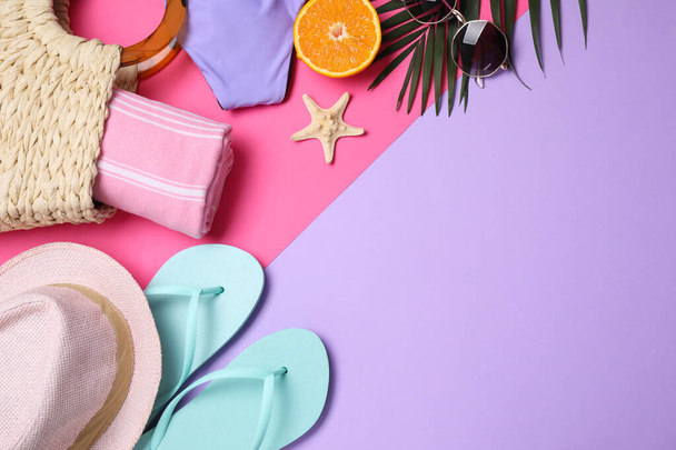 Flat lay composition with beach objects on color background. Space for text - 写真・画像