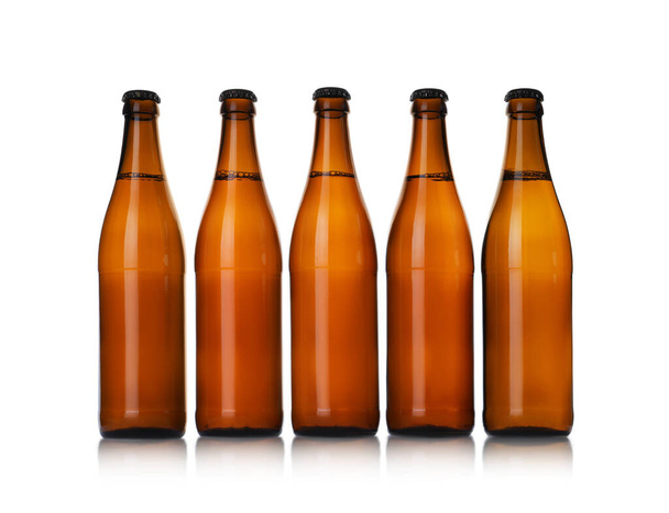 Hnědé láhve s pivem izolované na bílé - Fotografie, Obrázek