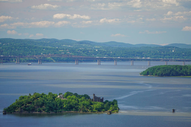 Orange Co., New York, USA: Bannermanův hrad, opuštěné vojenské skladiště na ostrově Pollepel v řece Hudson a Newburgh-Beacon Bridge. - Fotografie, Obrázek