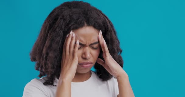 Africano americano mulher sofrendo de forte dor de cabeça
 - Filmagem, Vídeo
