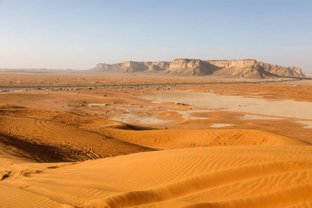 Червоні піщані дюни, названі Червоними Пісками на південь від Ер-Ріяда. Ви можете бачити смуги квадів, тому що дюни є популярним місцем для людей, які їздять по дюнах.. - Фото, зображення