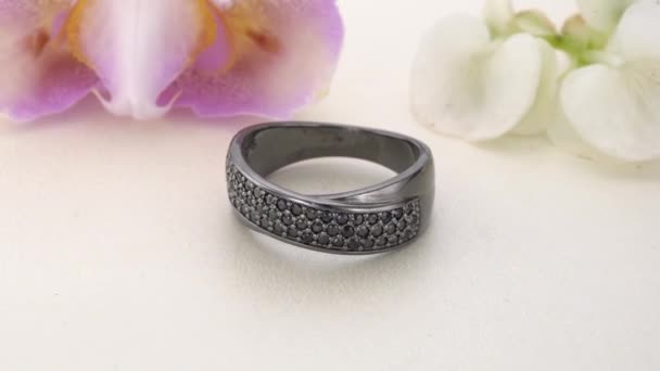 Mooie witgouden diamanten ring geplaveid met stenen - Video