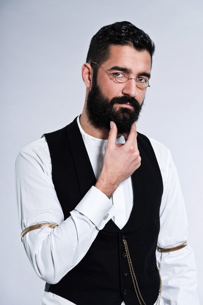 Retro hipster 1900 fashion man con capelli neri e barba. Wearin
 - Foto, immagini