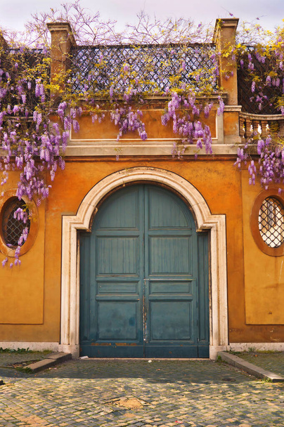 Roma, Italia - 15 de julio de 2018: casa residencial vintage puerta de entrada de madera y marco arqueado. Arquitecturas en Roma, Italia - Foto, Imagen