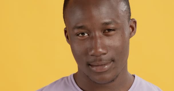 Musta kaveri pickuper etsivät houkutteleva silmät, kutsuva yksityinen päivämäärä - Materiaali, video