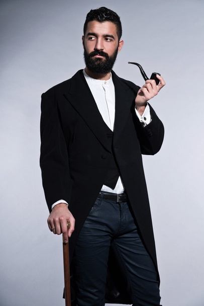 Ретро хіпстер 1900 модний чоловік з чорним волоссям і бородою. Смокіна
 - Фото, зображення
