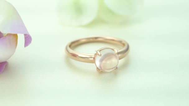 Bellissimo anello di diamanti in oro rosa pavimentato con pietre - Filmati, video