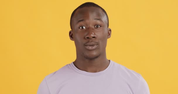 geschokte zwarte man aanraken gezicht in verbazing - Video