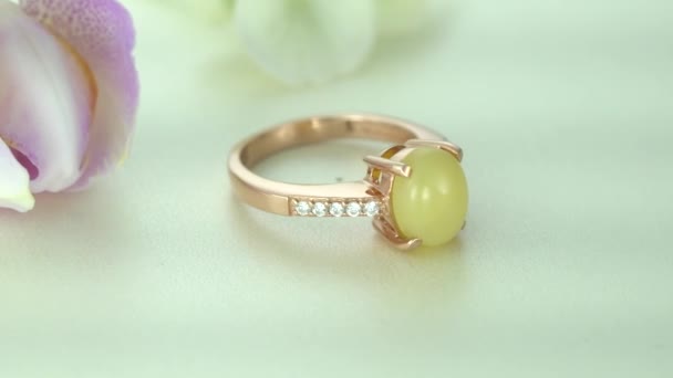 Piękny Rose Gold Solitair Diamentowy Pierścień wyłożony kamieniami - Materiał filmowy, wideo