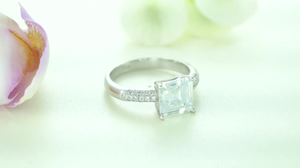 Krásný bílý zlatý solitair diamantový prsten dlážděný kameny - Záběry, video