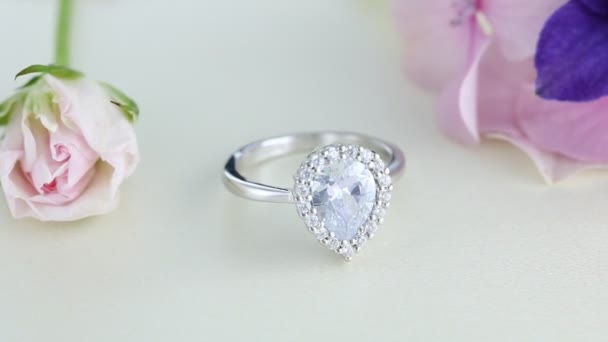 Hermoso anillo de diamantes de halo de oro blanco pavimentado con piedras
 - Imágenes, Vídeo