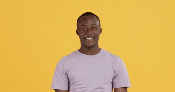 Opgewonden zwarte man schreeuwen van vreugde, schudden vuisten en schreeuwen - Video