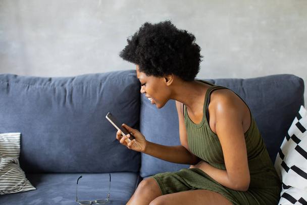 Malheureuse femme afro-américaine parlant au téléphone, fille en colère parlant au téléphone. - Photo, image