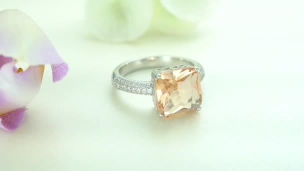 Bellissimo anello di diamanti rosa Solitair in oro bianco pavimentato con pietre - Filmati, video