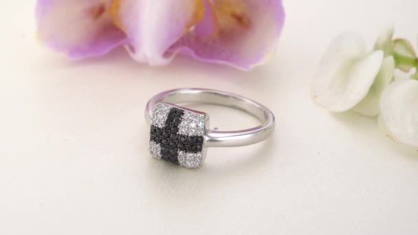 Hermoso anillo de diamantes de oro blanco pavimentado con piedras
 - Metraje, vídeo