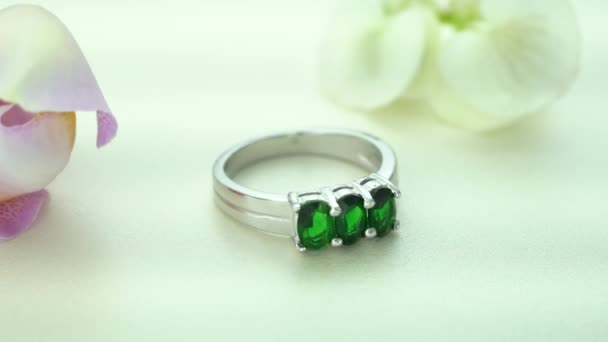 Krásný bílý zlatý zelený diamantový prsten dlážděný kameny - Záběry, video