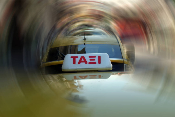 Atina, Yunanistan 'da müşterileri bekleyen taksiler. Soyut hareket bulanıklığı. - Fotoğraf, Görsel