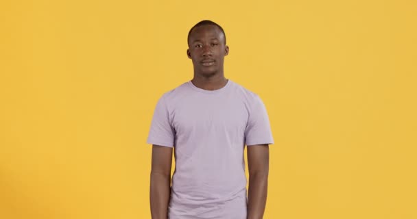 Zaskoczony Afrykanin amerykański facet dotykający głowy w zdumieniu - Materiał filmowy, wideo
