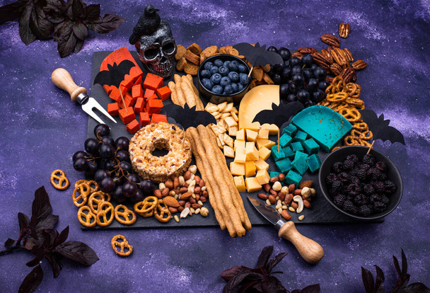 Cheese plate with berries, nuts and snacks - Foto, imagen