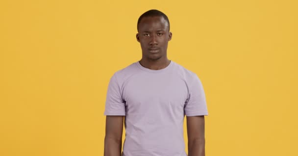 jong boos zwart guy bedreiging op camera, schudden vuist - Video