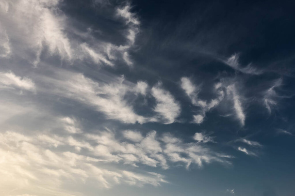 Dramatische bewolkte lucht en onweer, Wolkenlandschap boven de Arabische Zee - Foto, afbeelding