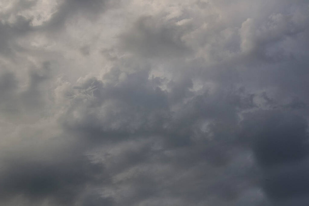 Dramatyczne niebo i burza, Chmury nad Morzem Arabskim - Zdjęcie, obraz
