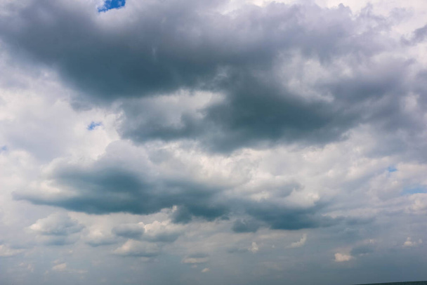 Cielo nublado dramático y tormenta eléctrica, paisaje nublado sobre el mar Arábigo
 - Foto, imagen