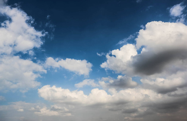 Dramático Céu Nublado e Trovoada, Paisagem Nublada Sobre o Mar Arábico
 - Foto, Imagem