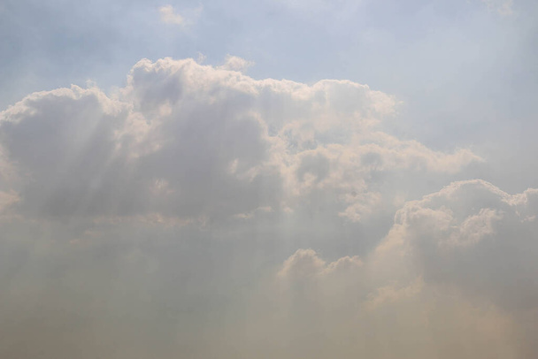 Dramatischer wolkenverhangener Himmel und Gewitter, Wolkendecke über dem Arabischen Meer - Foto, Bild
