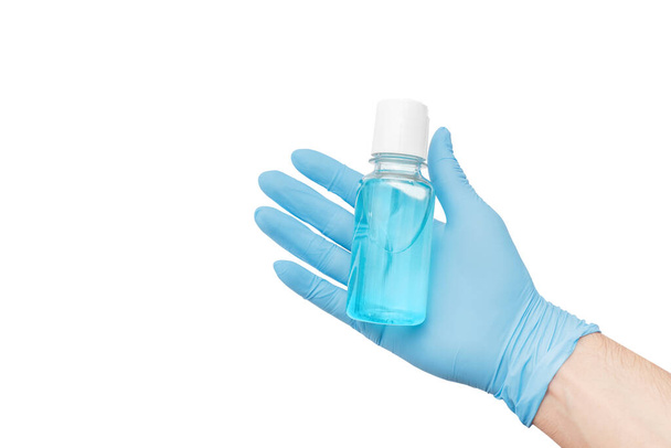 La main isolée avec des gants utilise un désinfectant liquide à base d'alcool qui tue la plupart des types de microbes et de virus. Concept de convivialité et de germophobie - Photo, image