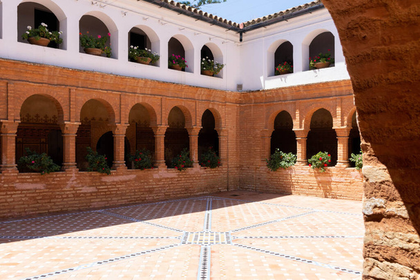 Kloster La Rabida in Huelva. Mudejar Kunst an einem Ort, wo Christoph Kolumbus begann, seine Reise zu organisieren. Huelva, Andalusien, Spanien. - Foto, Bild