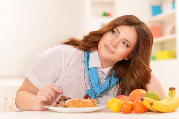 Молодая женщина выбирает диету
 - Фото, изображение