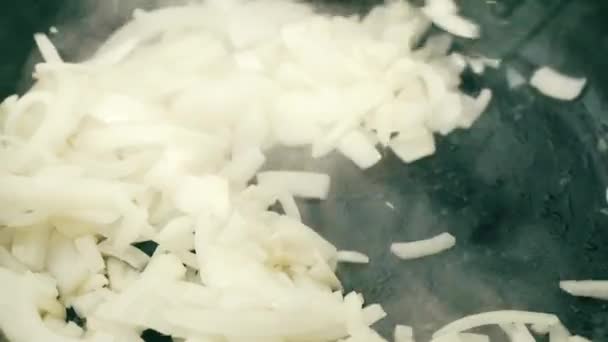フライパンで玉ねぎを炒める - 映像、動画