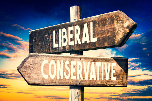 Liberális, konzervatív - fatábla, útjelző két nyíllal - Fotó, kép