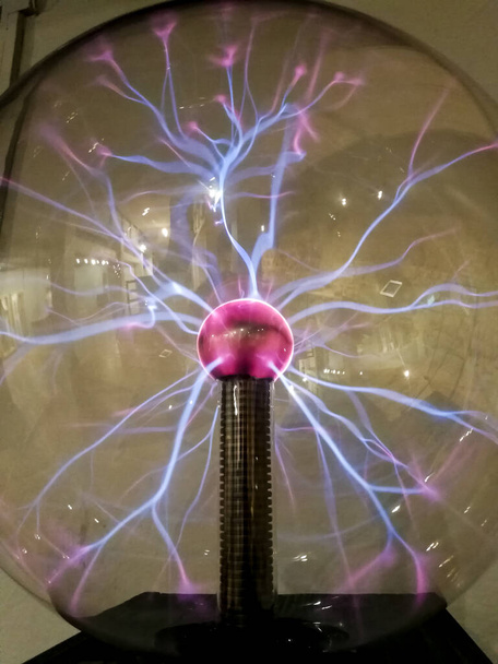 Corona ontlading in plasmabal. Uitvinding van Nikola Tesla - Foto, afbeelding